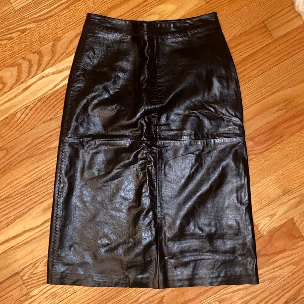 RARE✨Excellent Preworn Condition✨GAP Genuine Leather Skirt. Size 0. BLACK